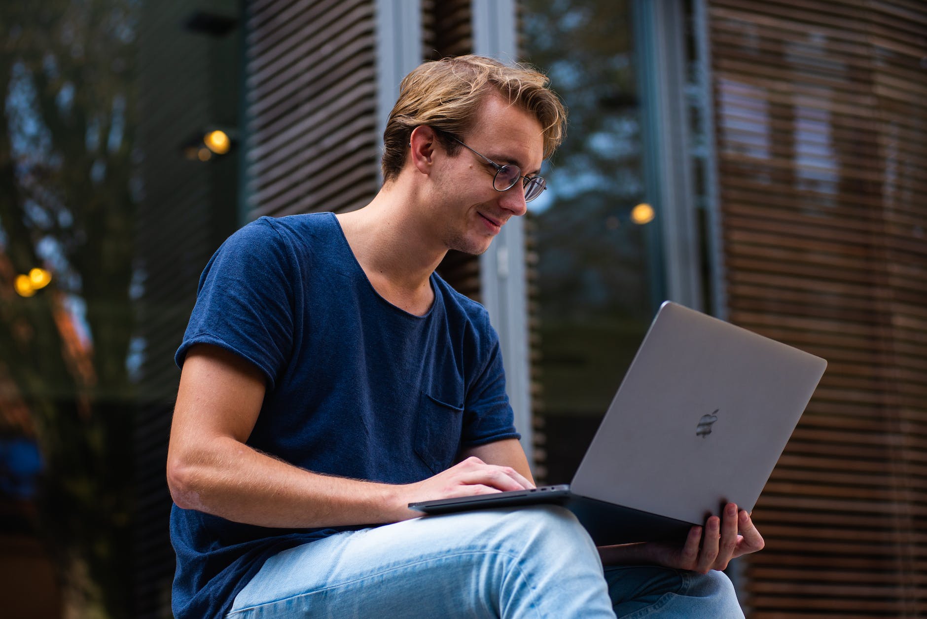 Als PhD-Student/in ist es wichtig, Ihre Forschungsergebnisse und -erkenntnisse bekannt zu machen. Eine Möglichkeit, dies zu tun, ist durch externe Promotion. In diesem Blogbeitrag werden wir die Bedeutung der externen Promotion für PhD-Studenten und einige bewährte Methoden zur Förderung Ihrer Forschungsergebnisse diskutieren.